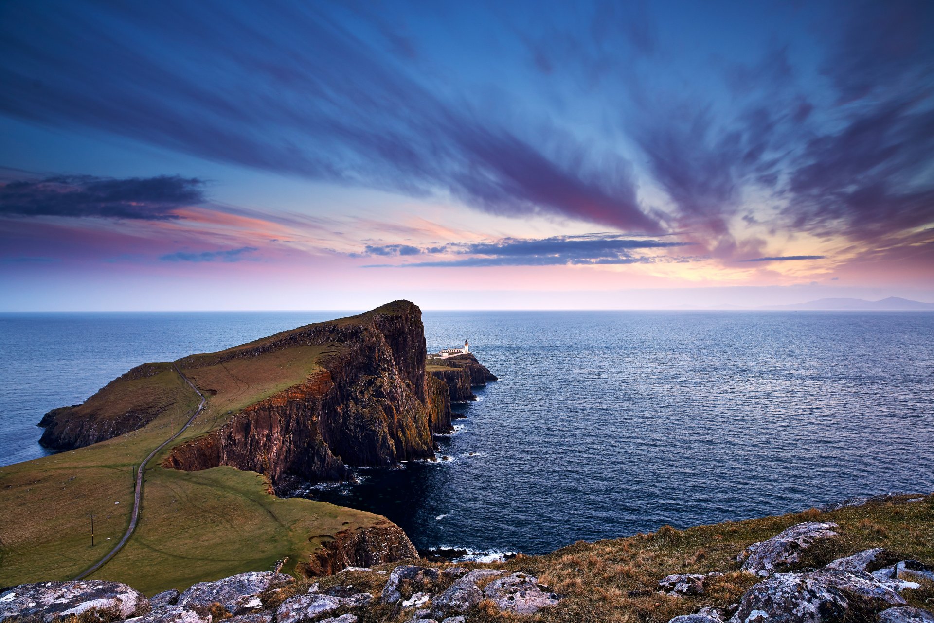 punto neist escocia cielo nubes tarde mar cabo carretera faro piedras