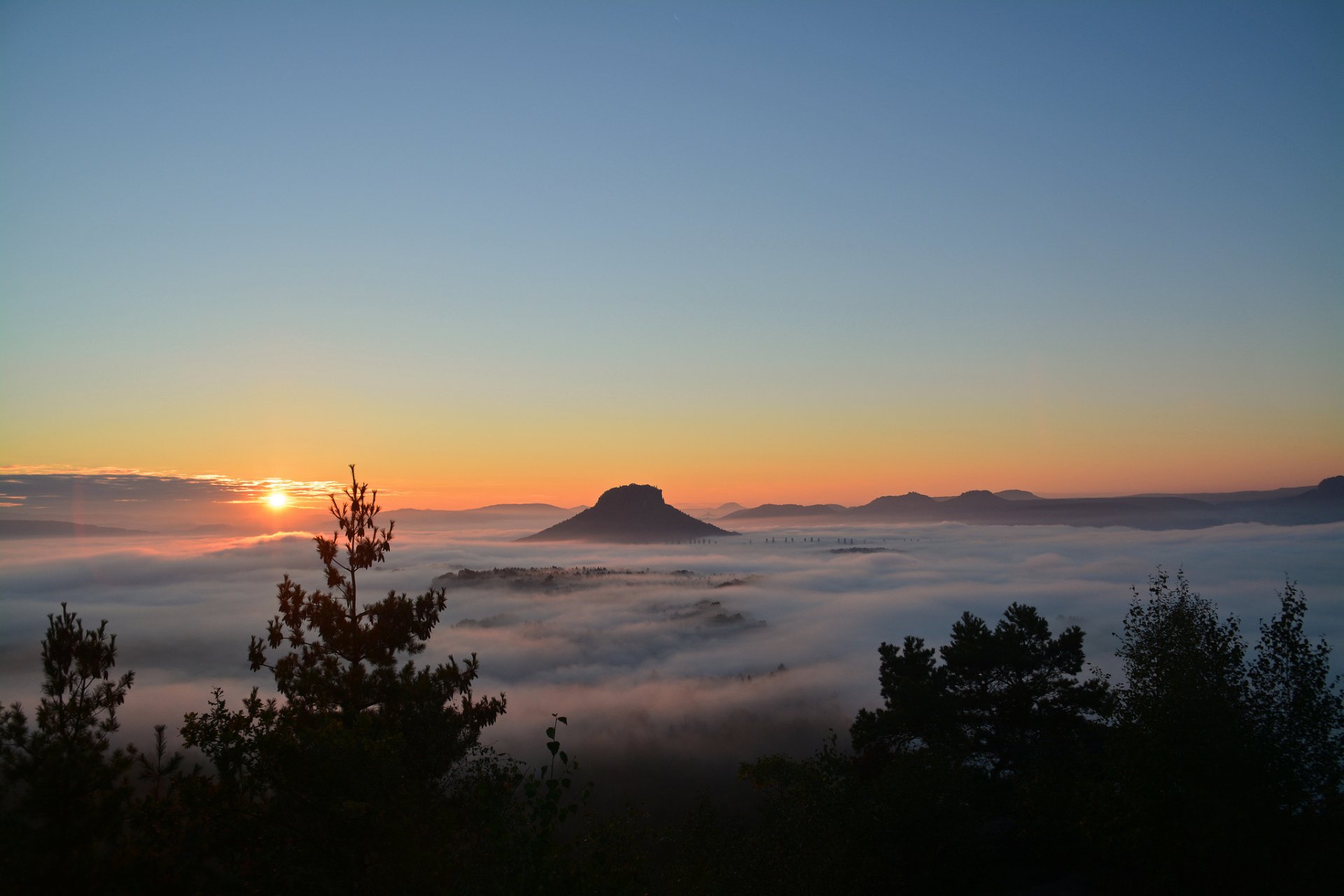 ciel montagne nuages arbres coucher de soleil brouillard