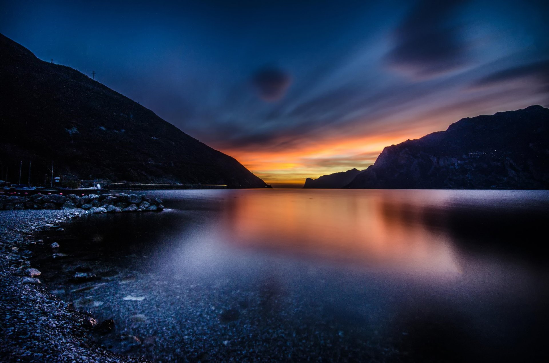 italia lago garda agua costa montañas tarde puesta del sol cielo