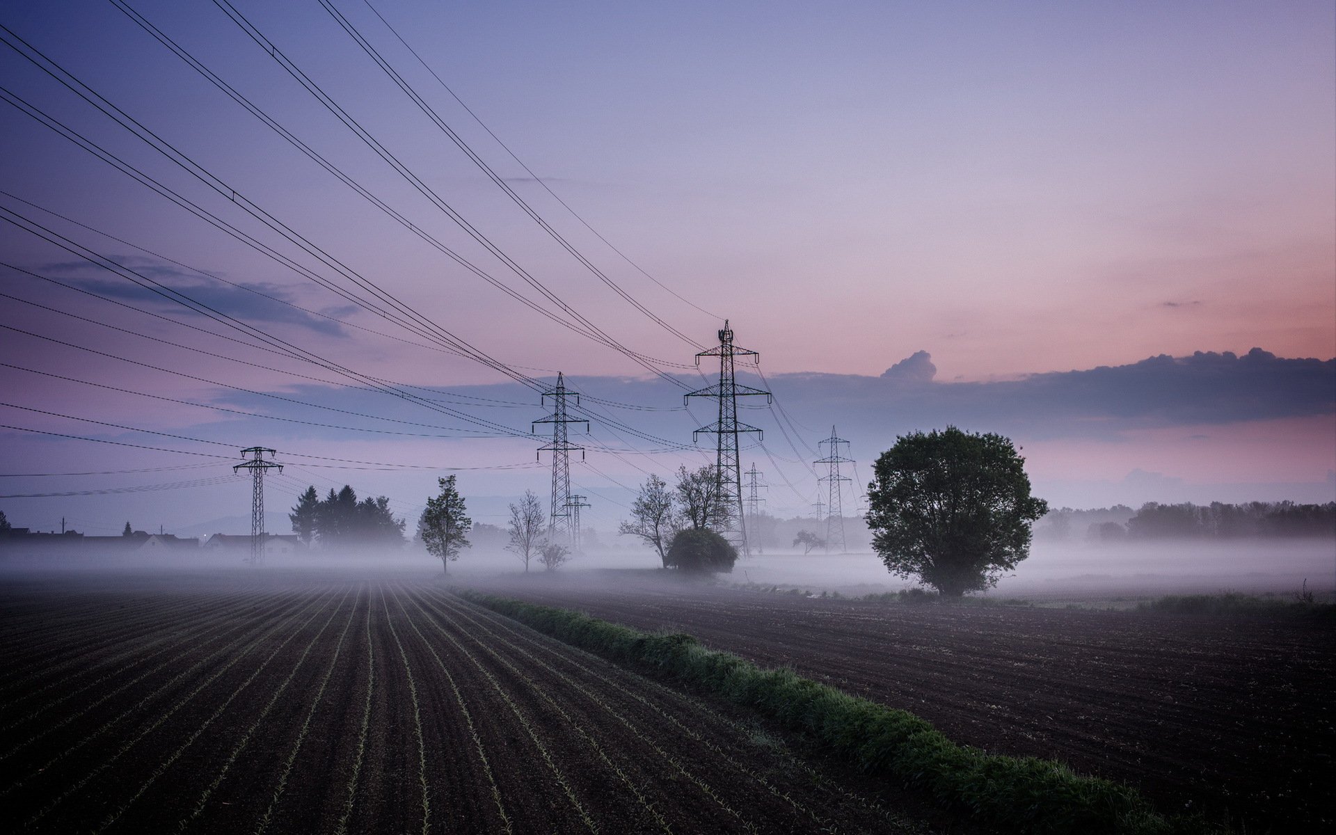 noc mgła pole linia energetyczna krajobraz