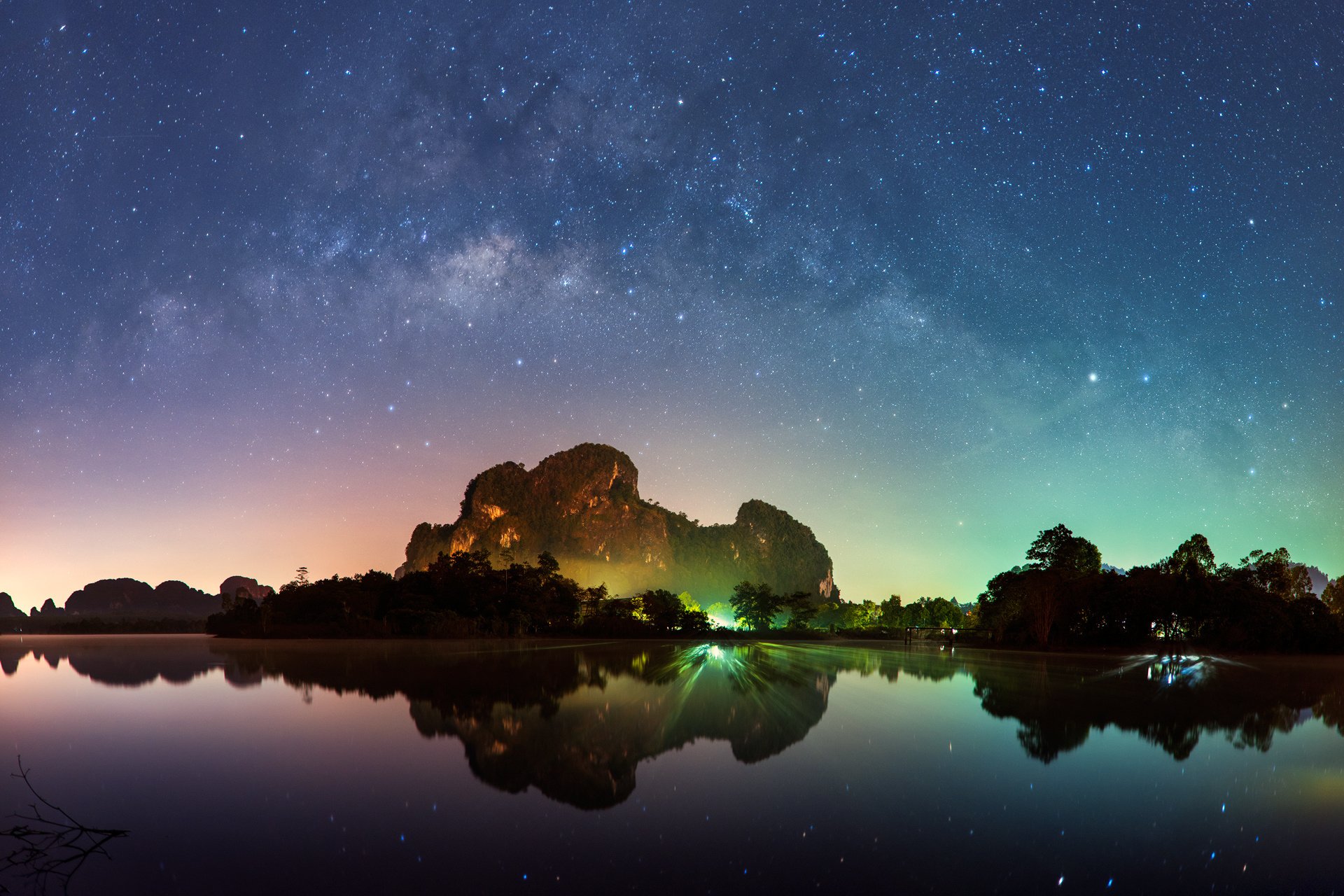 atomiczen thaïlande krabi voie lactée étoiles nuit ciel roches plage mer eau lanternes thaïlande baie de krabi montagnes lumières magique hd