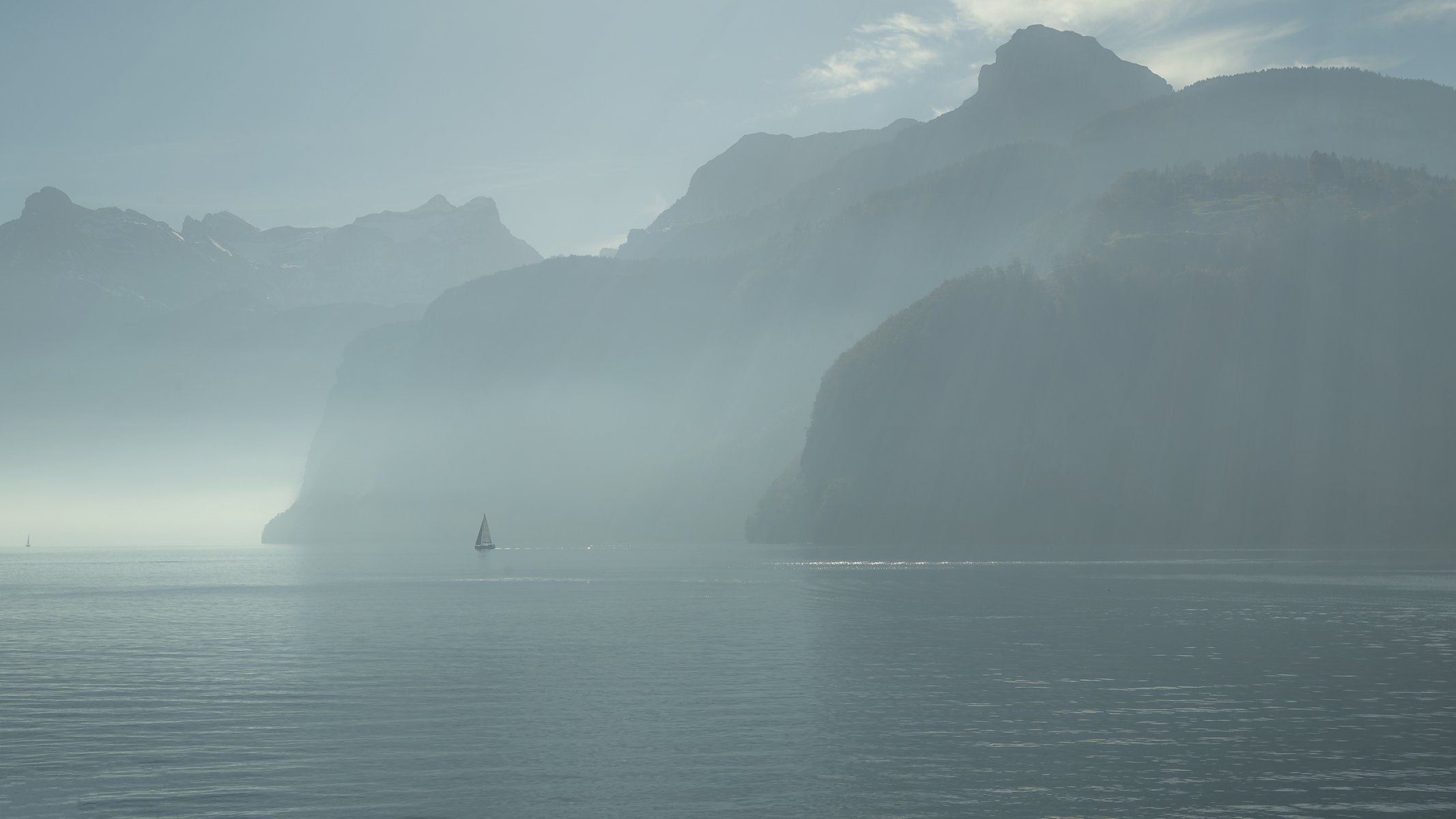 bauen canton uri svizzera lago dei quattro cantoni barca a vela mattina nebbia