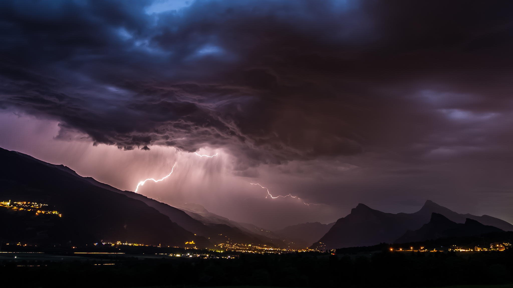 nuit montagnes foudre orage ville lumières