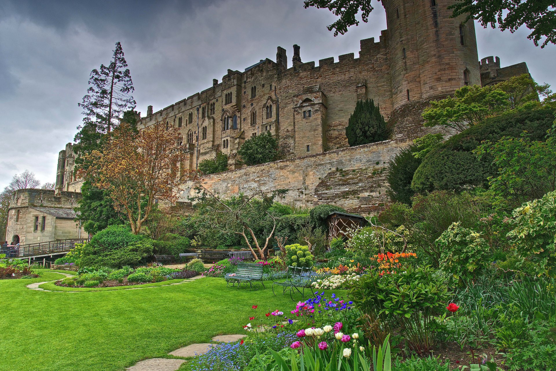 warwick castle warwickshire anglia niebo chmury park drzewa zamek kwiaty krzewy