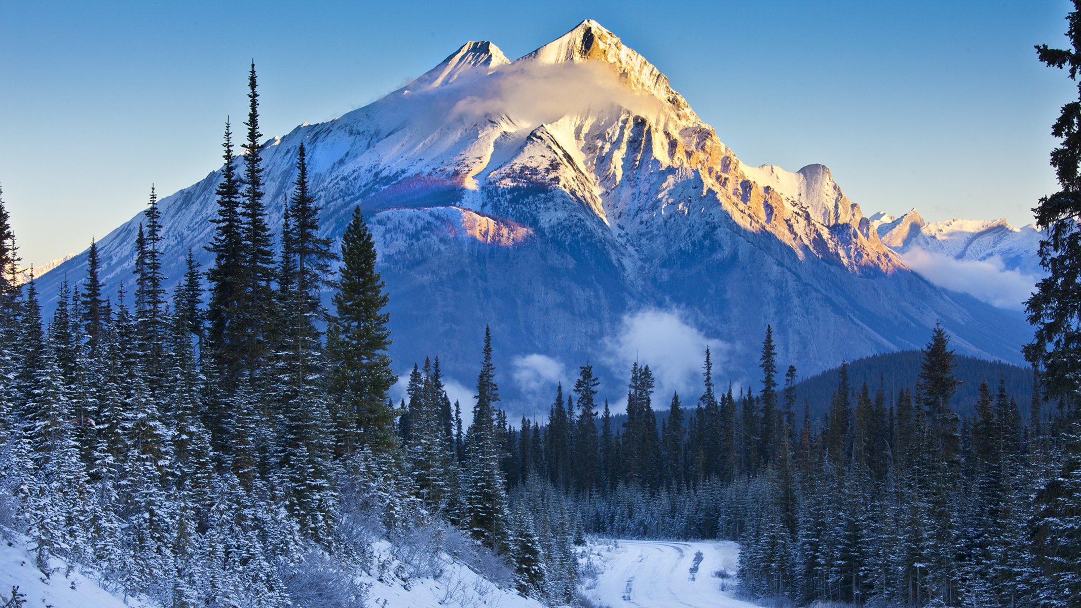 alberta parco nazionale di banff canada cielo montagne alberi neve abete rosso pendio tramonto strada