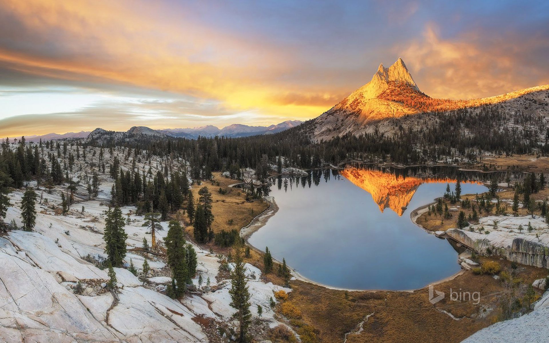 park narodowy yosemite sierra nevada usa góry jezioro drzewa niebo chmury zachód słońca zima śnieg szczyt