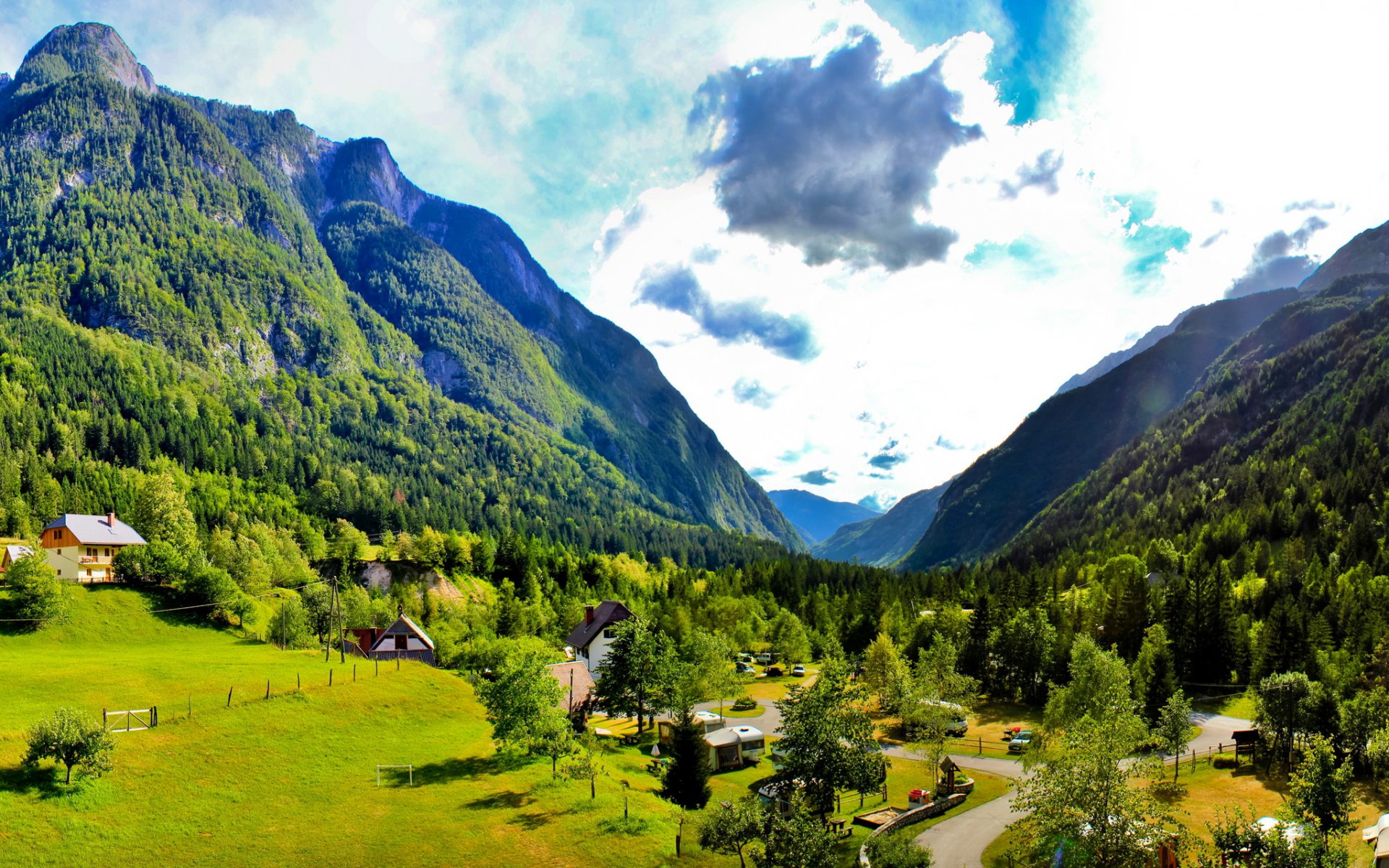 bovec słowenia niebo chmury góry domy drzewa trawa natura droga dolina