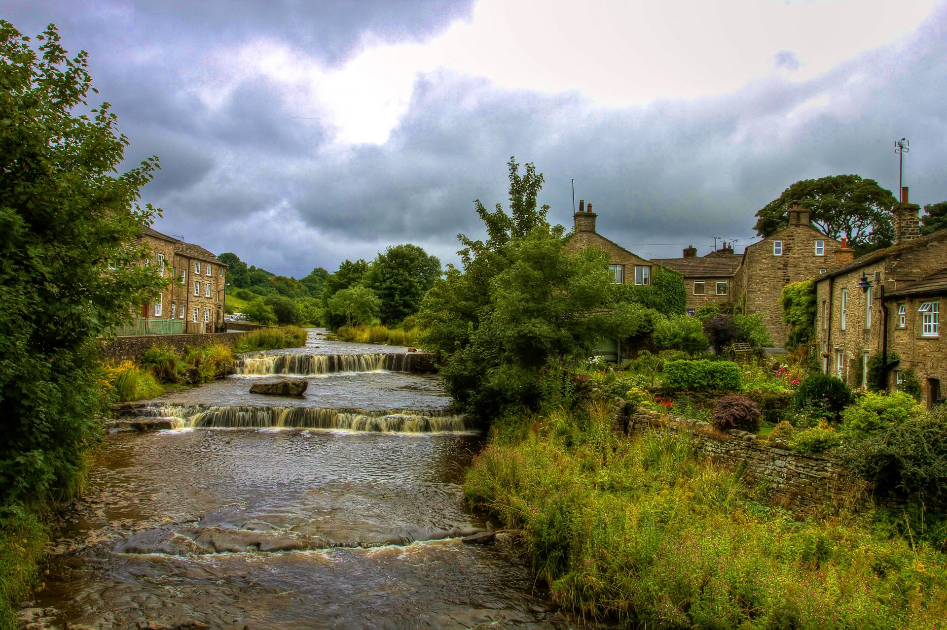 yorkshire du nord angleterre ciel nuages rivière cascade maisons ville arbres