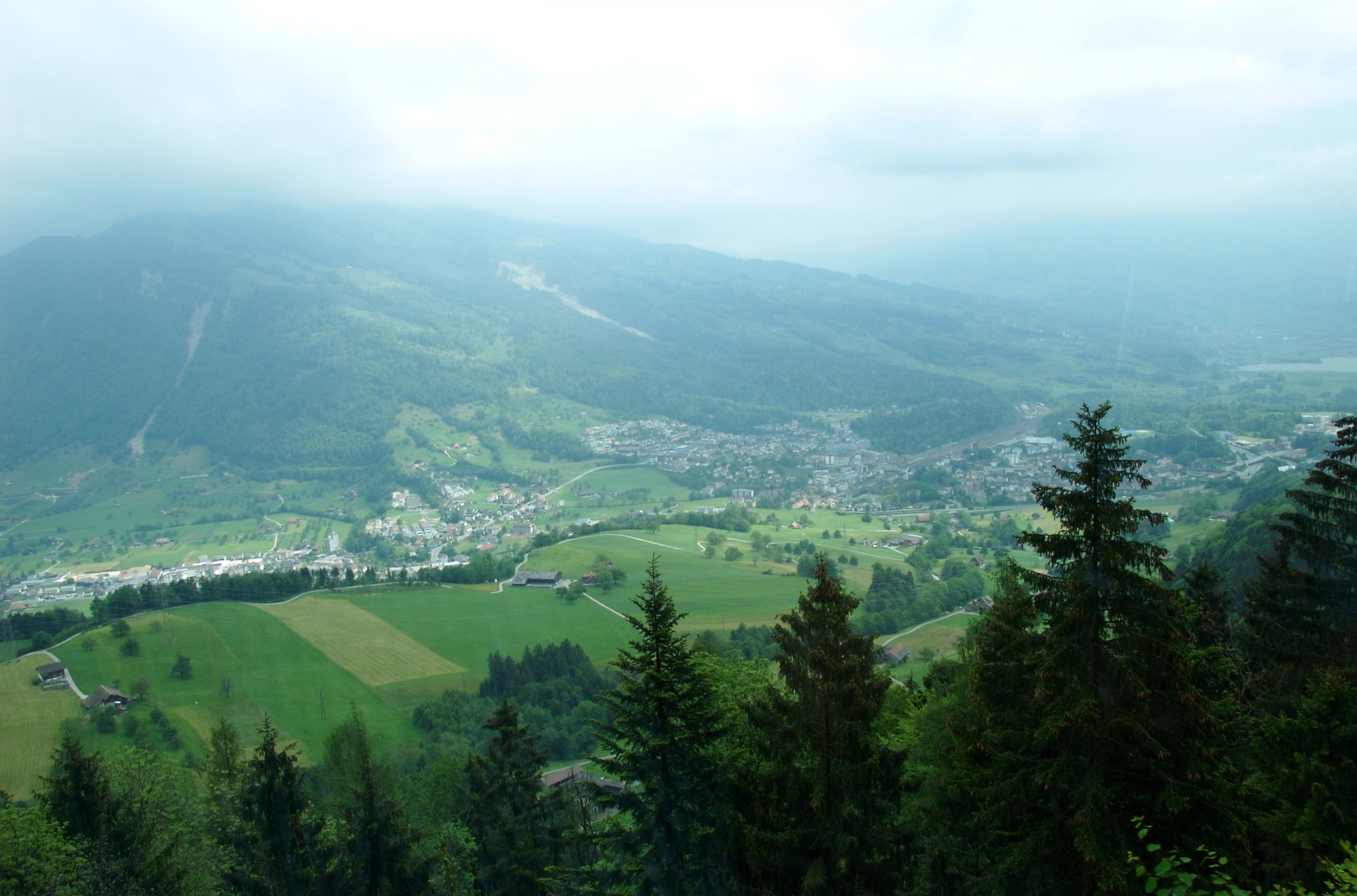 svizzera riga monte riga nebbia nuvole valle villaggio foresta alberi