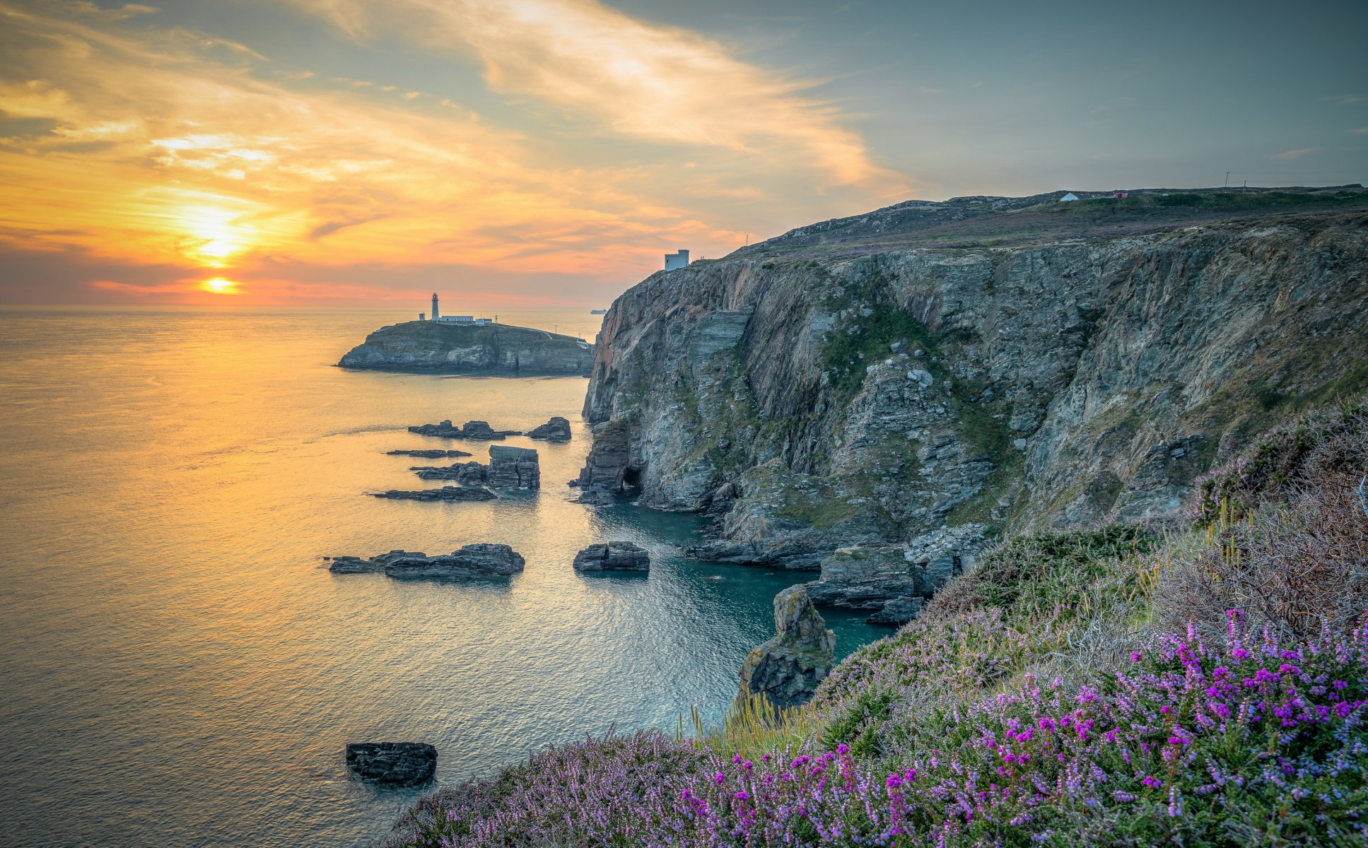 angleterre pays de galles du nord falaises. coucher de soleil phare