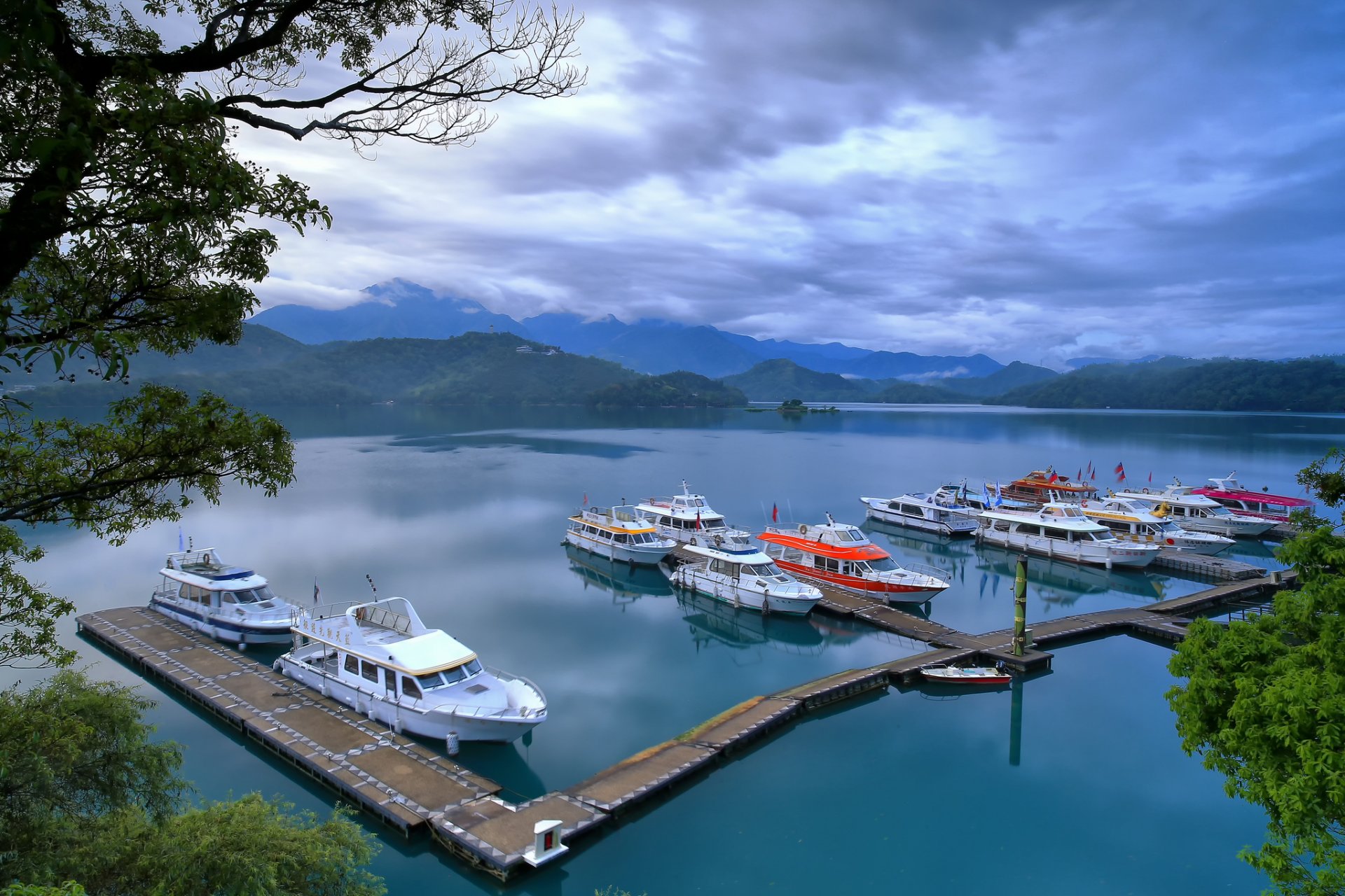 cielo nuvole montagne lago molo navi barca alberi