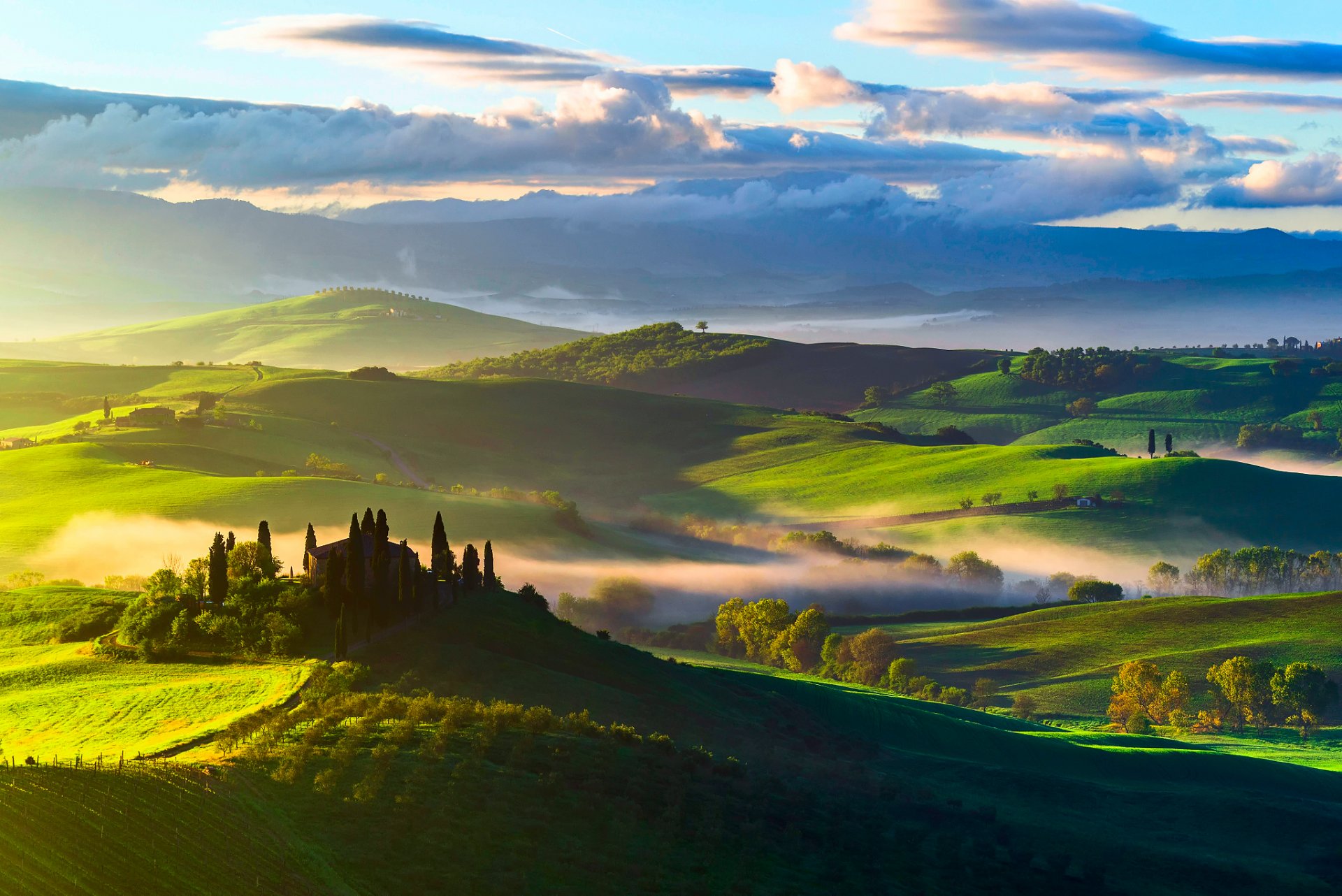 italien toskana morgen himmel wolken hügel felder nebel herrenhaus bäume