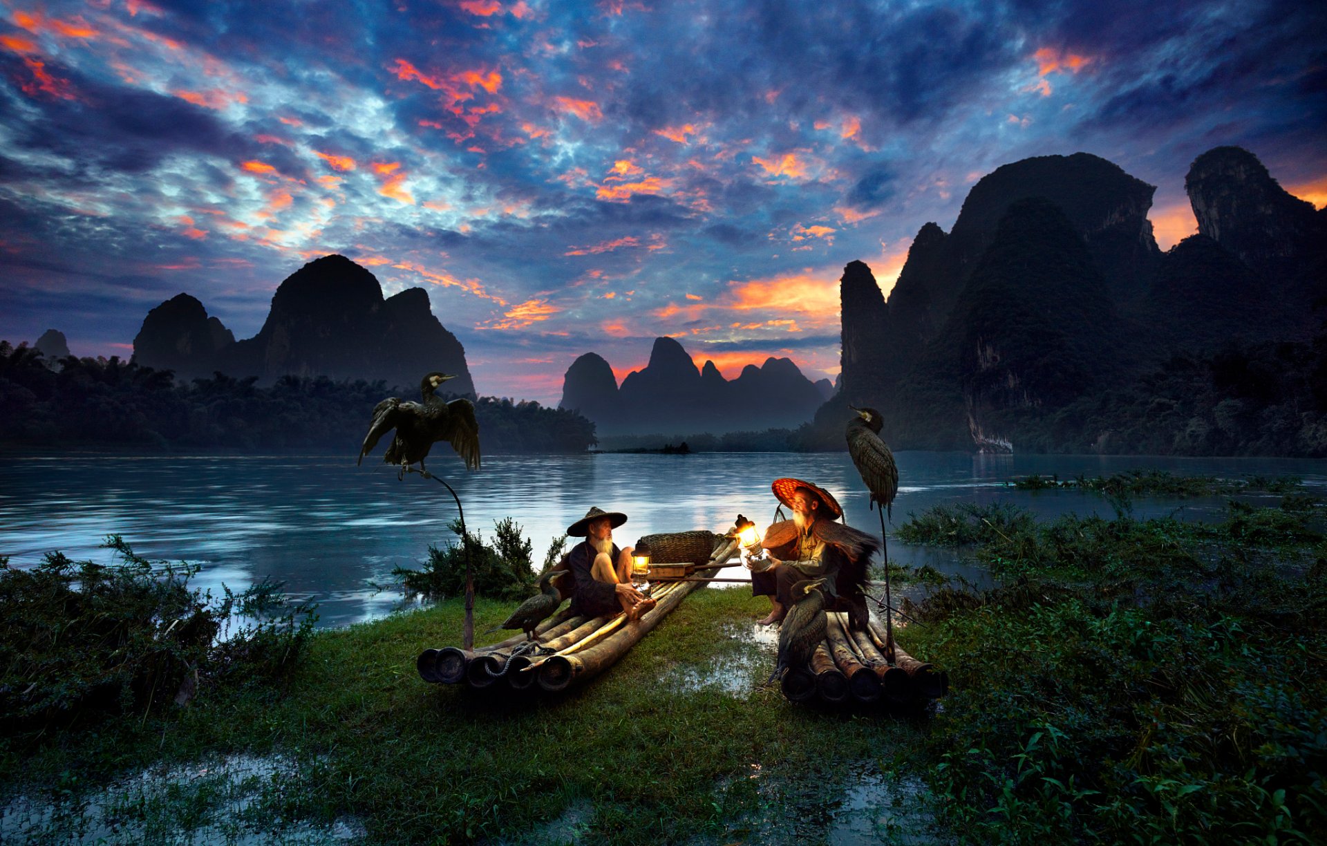 chine district de guangxi-zhuang rivière pêcheurs bateaux lanternes oiseaux cormorans soirée