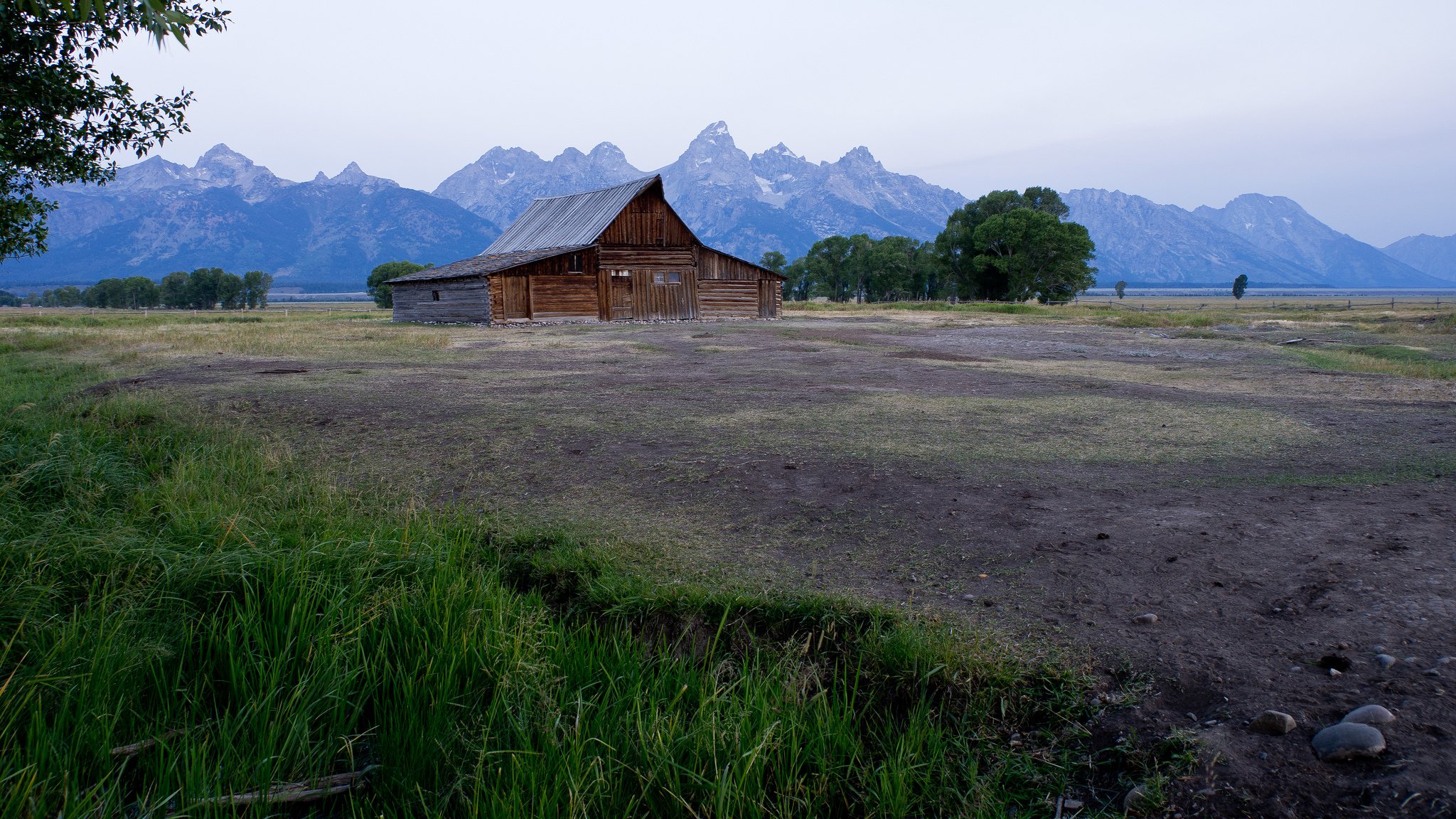 campo casa montañas paisaje