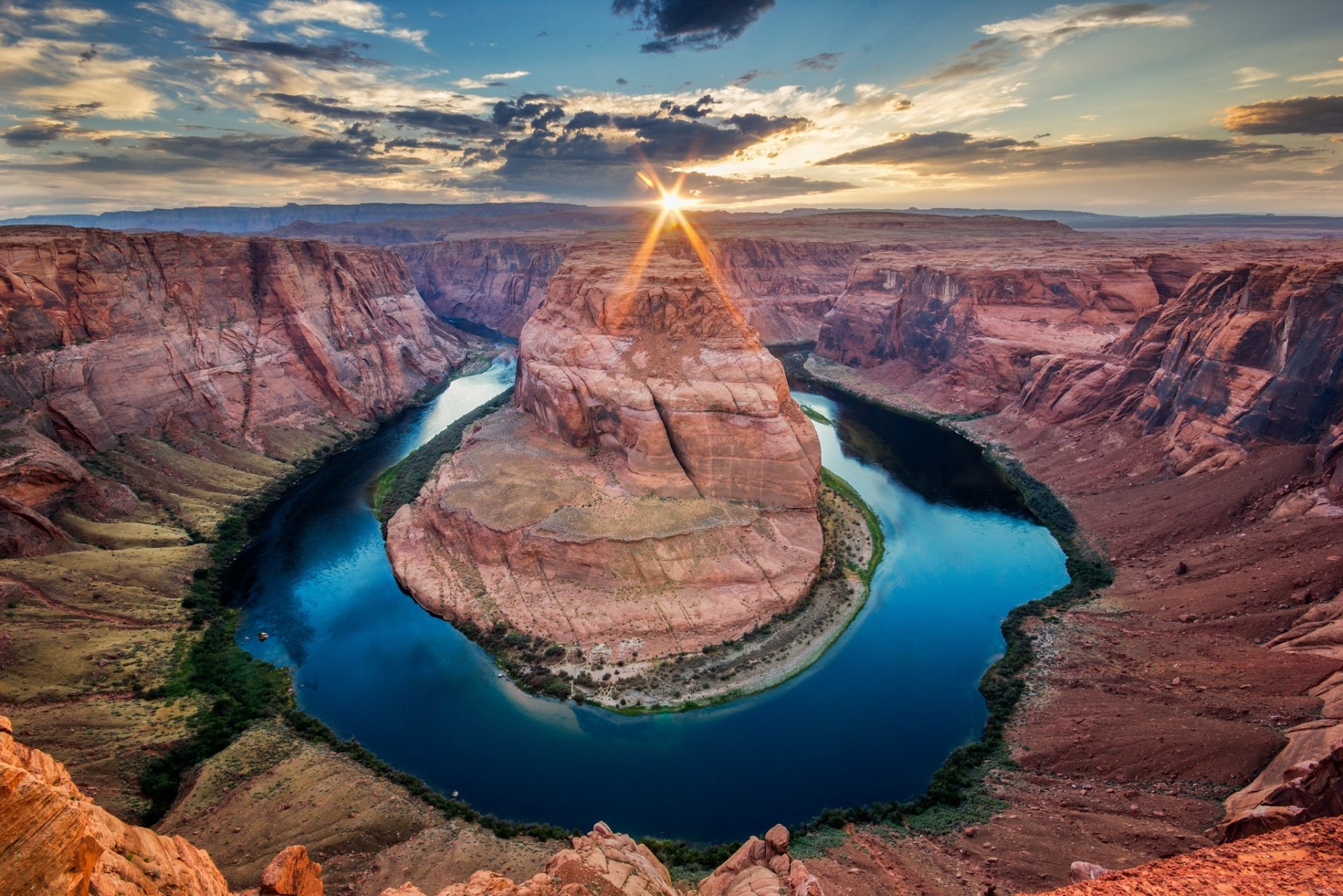 états - unis état arizona rivière colorado canyon horseshoe bend ciel nuages soleil rayons