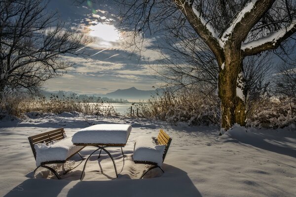 Stół i ławki na tle białego śniegu