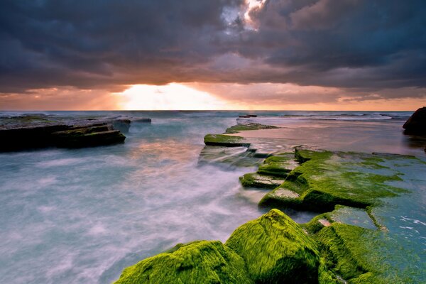 Puesta de sol en el derrame de agua