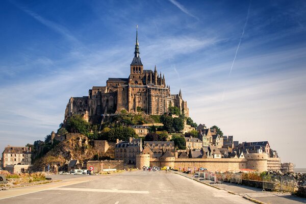 Die Straße zum Schloss Mont-saint-Michel