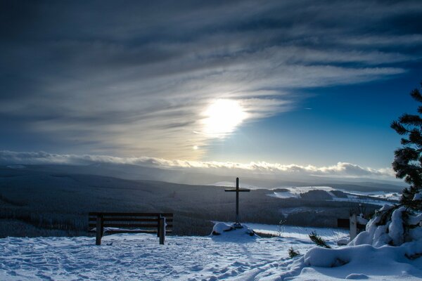 Croix solitaire dans les montagnes. Soir