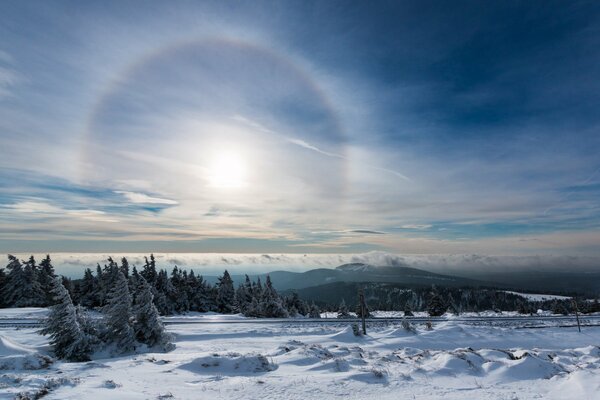 Belle lueur du soleil dans le ciel d hiver glacial