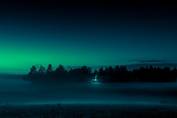 El campo está envuelto en una niebla nocturna, en las afueras de la cual se ve una luz parpadeante de la lámpara