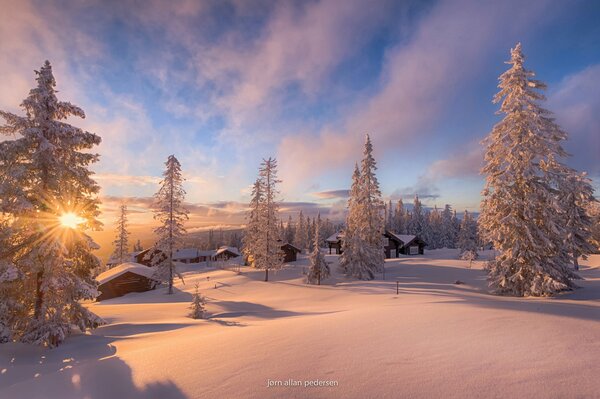 Зима в Норвегии, дома спрятаны под снегом и солнечными лучами