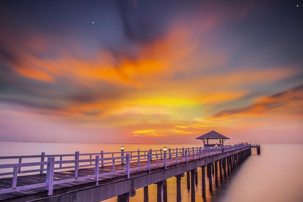 Hängebrücke auf rosa Hintergrund in Thailand