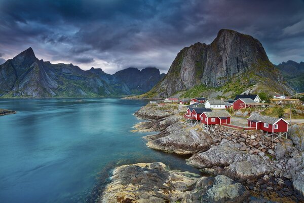 Häuser am Fuße der Berge in Norwegen. Rote Hütten in den Bergen