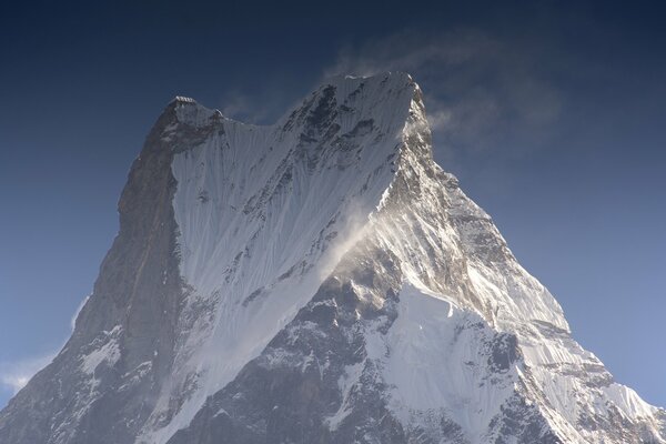 Wind über dem verschneiten Berggipfel