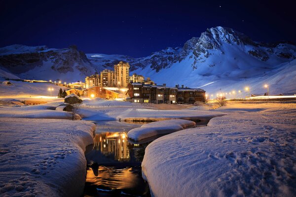 Cotedzhny ville au pied des montagnes dans la nuit