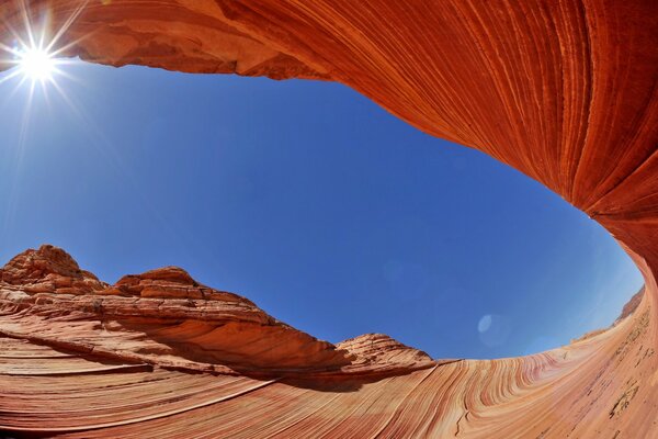 Durch den Sandstein kann man den blauen Himmel und die Sonne sehen