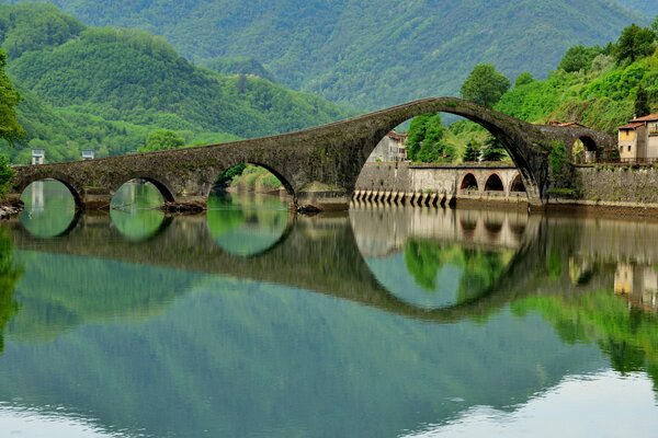 Природа Италии с изображением моста над рекой