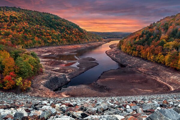 Naturaleza otoñal. manga del río