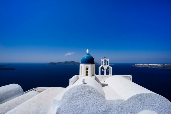 Église sur fond de mer bleue à Santorin