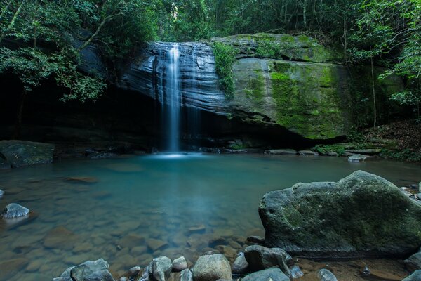 Ein magischer Ort der Wasserfall ähnelt einem Bach