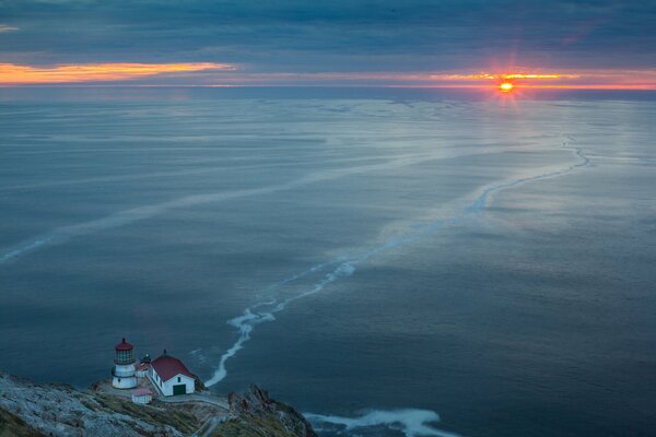 Puesta de sol en el fondo del faro