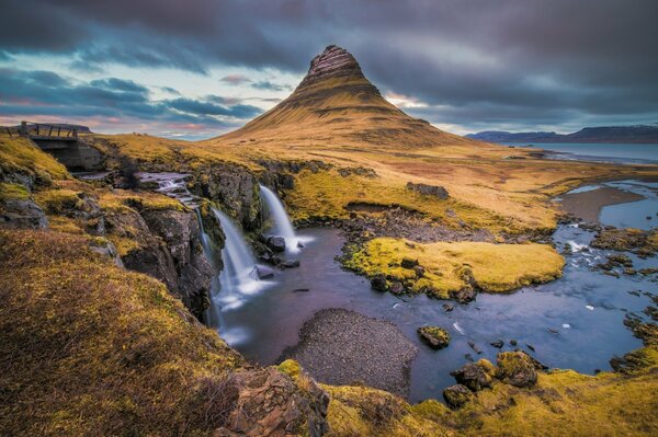 Wasserfall in Island. Ein Gebirgsfluss in Island