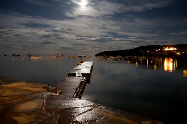 Pont de paysage de nuit sur le lac