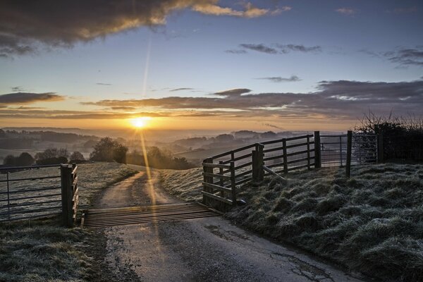 Strada invernale contro il sole al tramonto