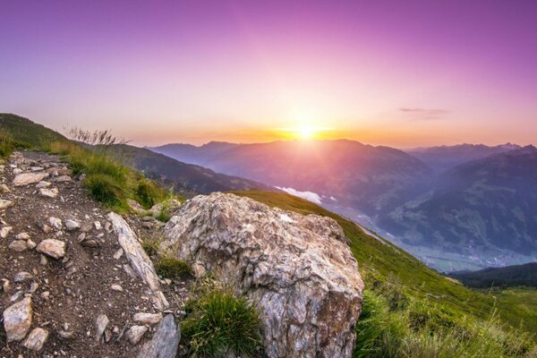 Amanecer alpino. Hermoso paisaje de montaña