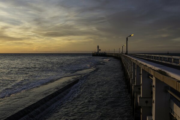 Crepúsculo sobre el mar de la tarde