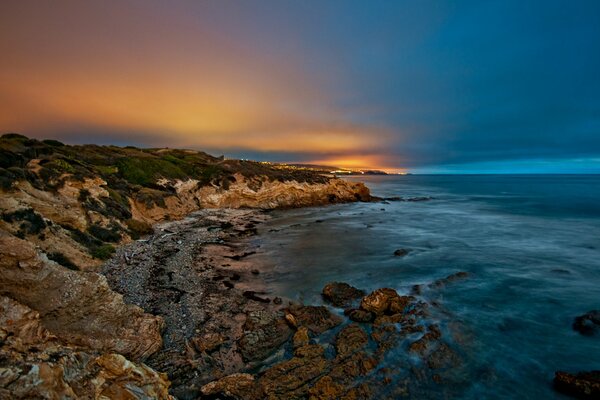 Spiaggia rocciosa al tramonto