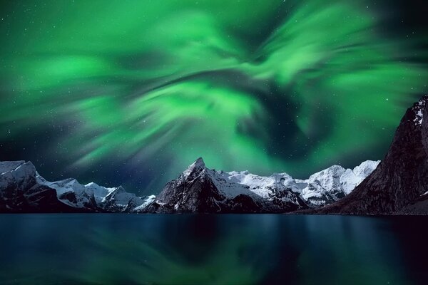 Aurores boréales dans le ciel de la Norvège