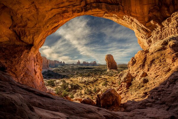 Grotta ad arco con vista sul canyon