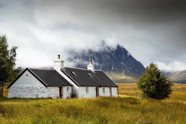 Schottisches Cottage vor dem Hintergrund der Wolken