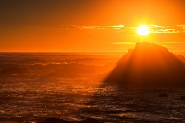 Tempête sur la mer au coucher du soleil