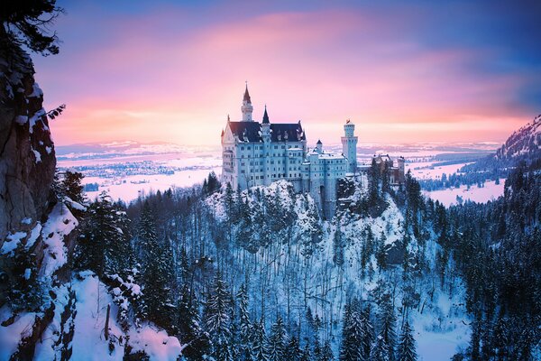 Château sur la montagne sur fond de coucher de soleil