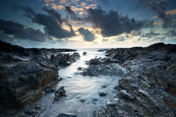 Paesaggio di scogliere e nuvole di mare