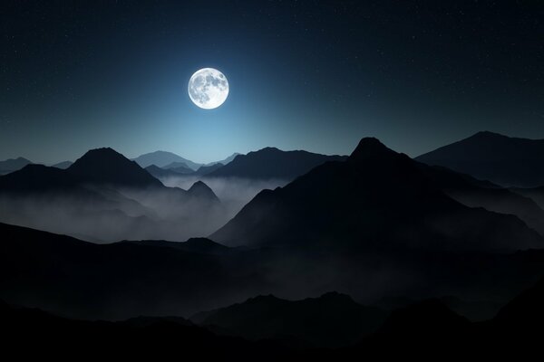 Pleine lune dans la nuit dans les montagnes