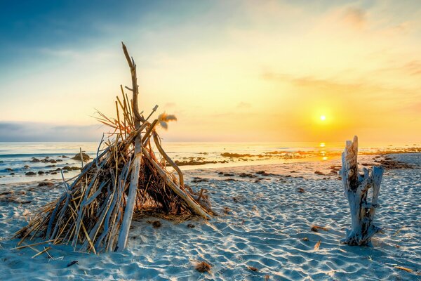 Eine Hütte vor dem Hintergrund des Sonnenuntergangs am Meer